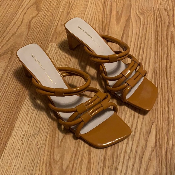 👉Intentionally Blank Strappy Kitten Heels - Picture 1 of 6